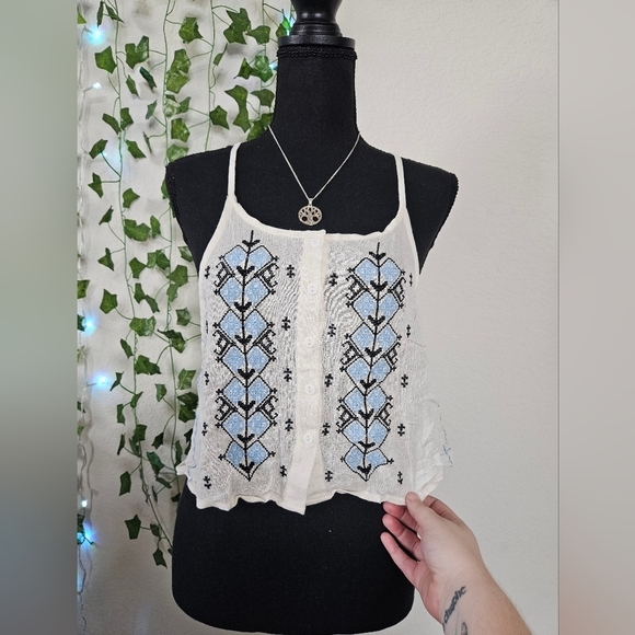 Native Rose Tops - NWT Embroidered Bohemian Lightweight Cropped Geometric Tank Top Cream Blue
